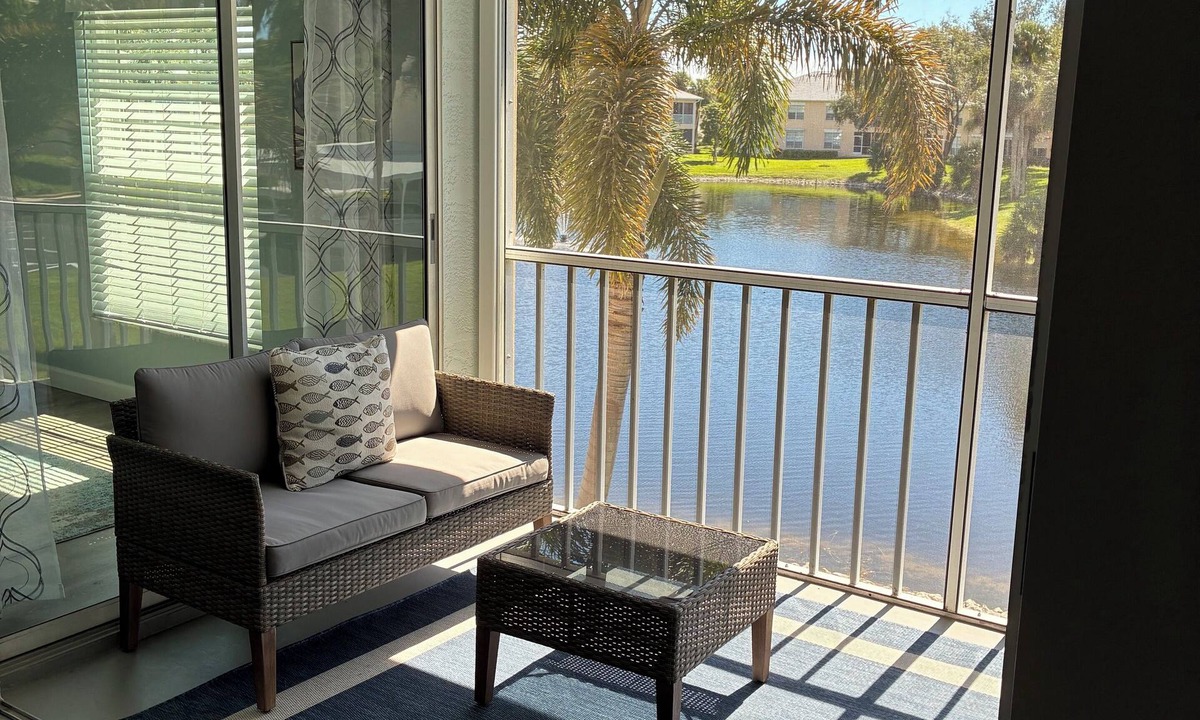 North Naples Condo | 2-bed 2- bath charming condo in North Naples off Wiggins Pass