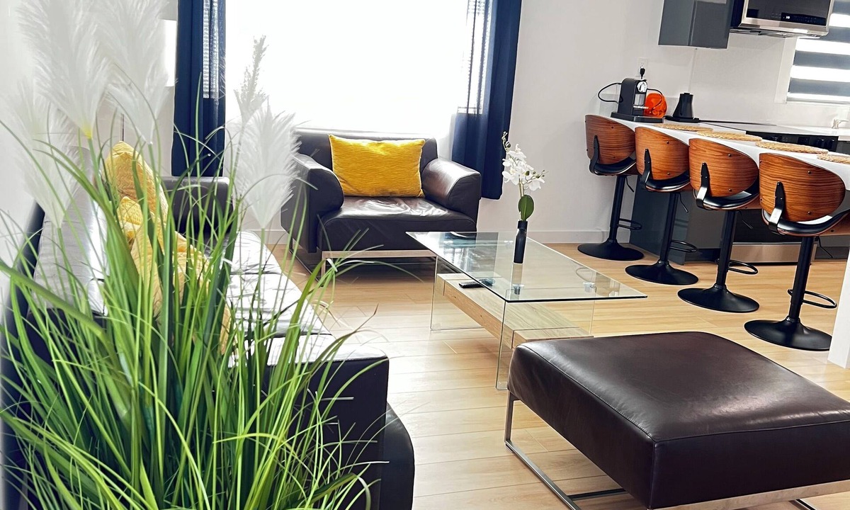 Fullerton House | 2 bed 2 bath in Fullerton 6 miles from Disney, Book Now!