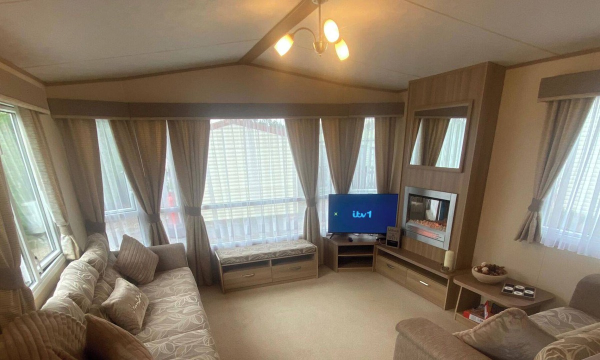 Carnforth Cabin | 2 Bed Caravan-sleeps 6-pet Friendly
