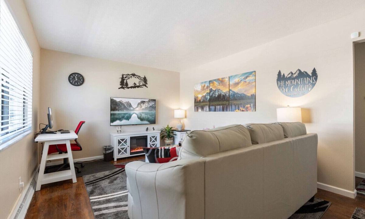 Akron Apartment | 2 Bed Cozy Mountain Themed Oasis