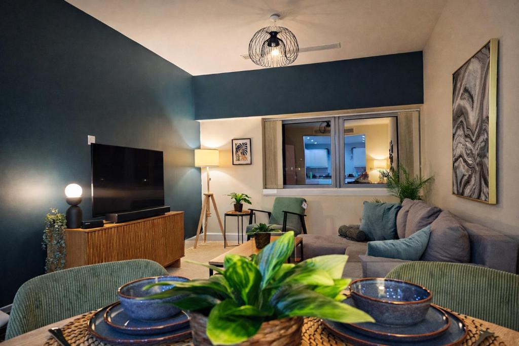 Central Milton Keynes Apartment | 2 Bed Flat - Contractor - Central MK - Parking - Sleeps5