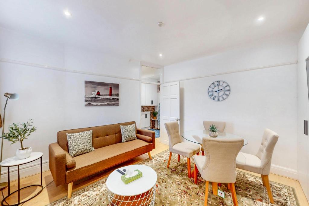 Richmond-upon-Thames Apartment | 2 Bed Flat Parking Near Heathrow WiFi