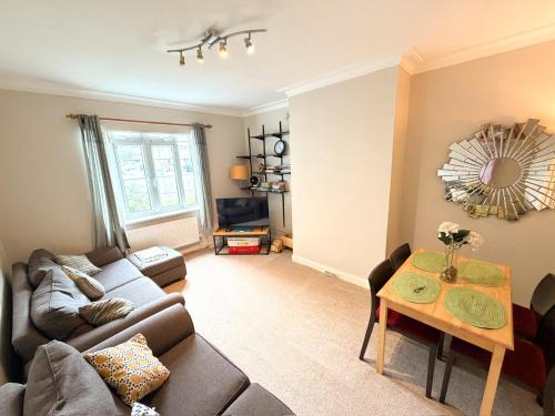 West Hendon Apartment | 2 Bed Flat - short walk from Brent Cross Station