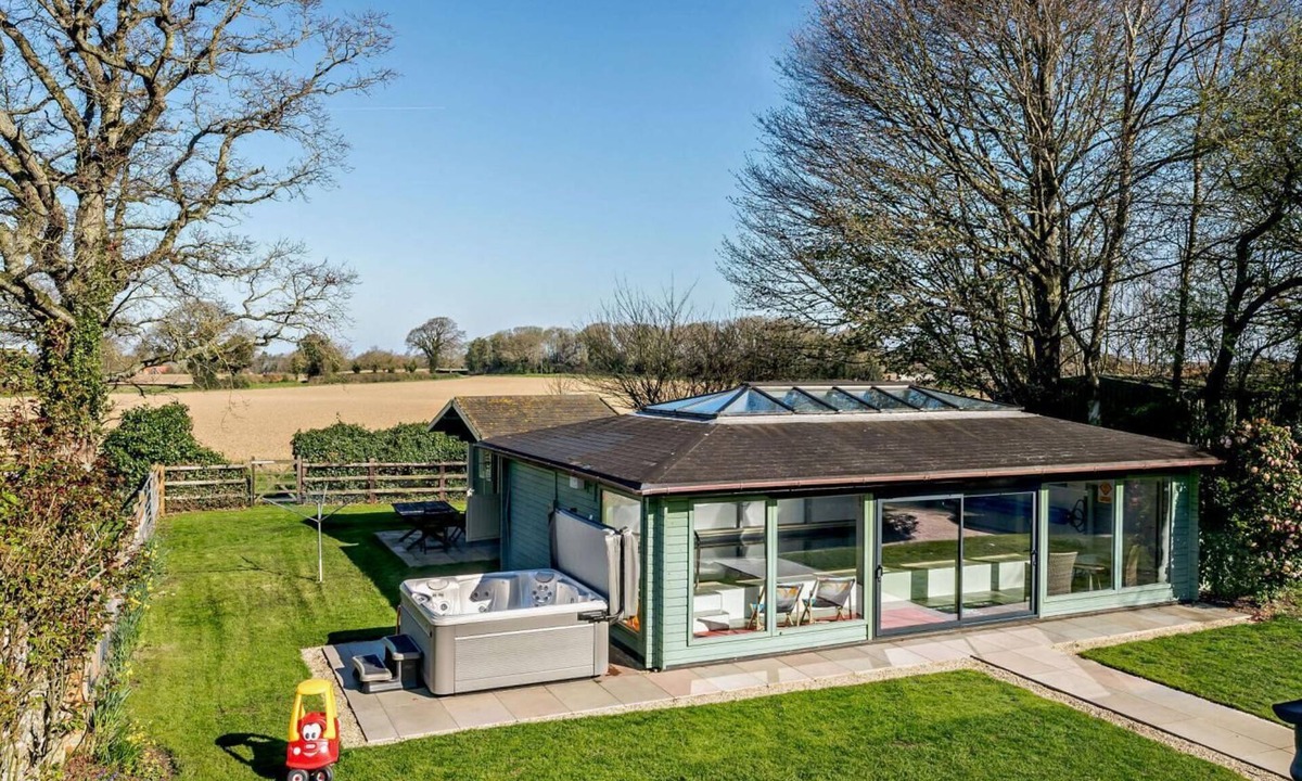 Fakenham Cottage | 2 Bed in Bale (oc-v27448)
