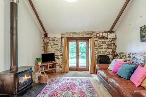 Black Torrington House | 2 Bed in Torrington oc-p27344
