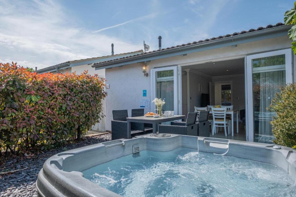 Freshwater House | 2 Bed in Totland Bay oc-c30684