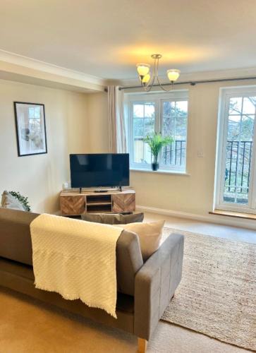 Basingstoke Apartment | 2 Bed Serviced Apartment with Balcony, Free Parking, Wifi & Netflix in Basingstoke