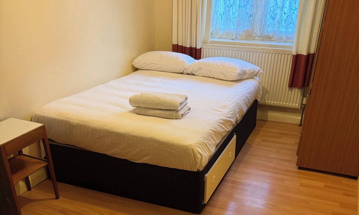 London Borough of Hounslow Apartment | 2 bed-Sleeps 4-Private Patio-Pets-Near Heathrow