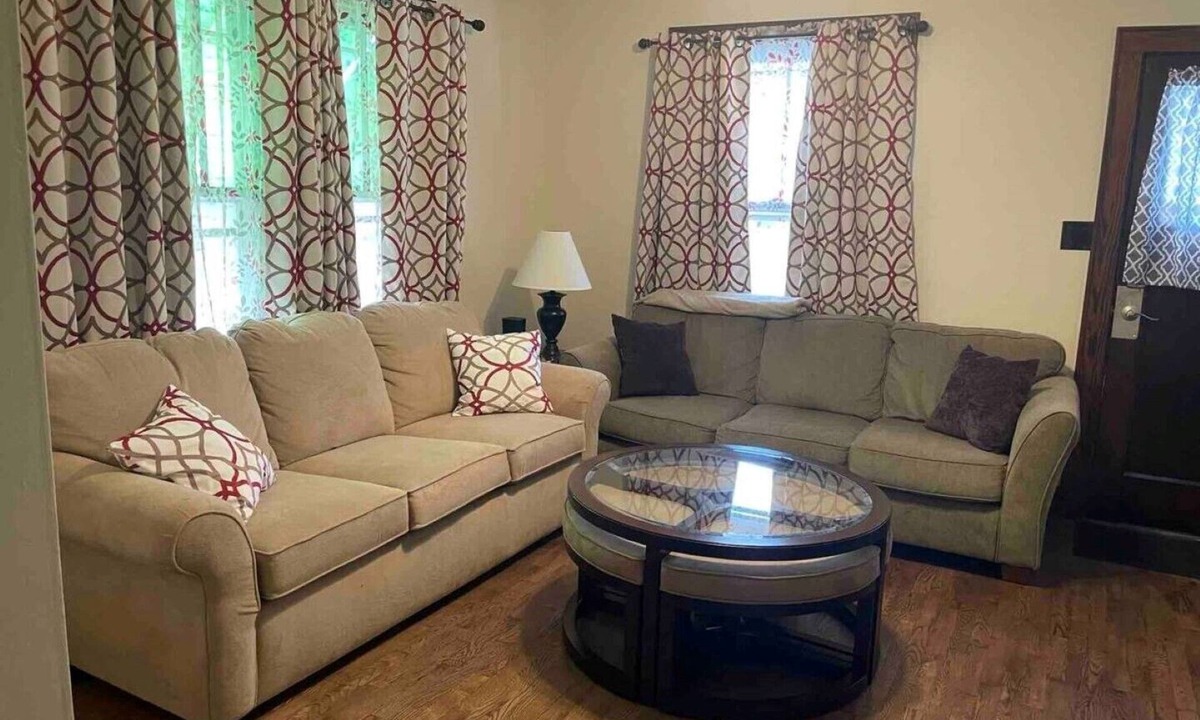 Oxford House | 2 Bedroom 1 Bath Updated House in Town/Square Mile