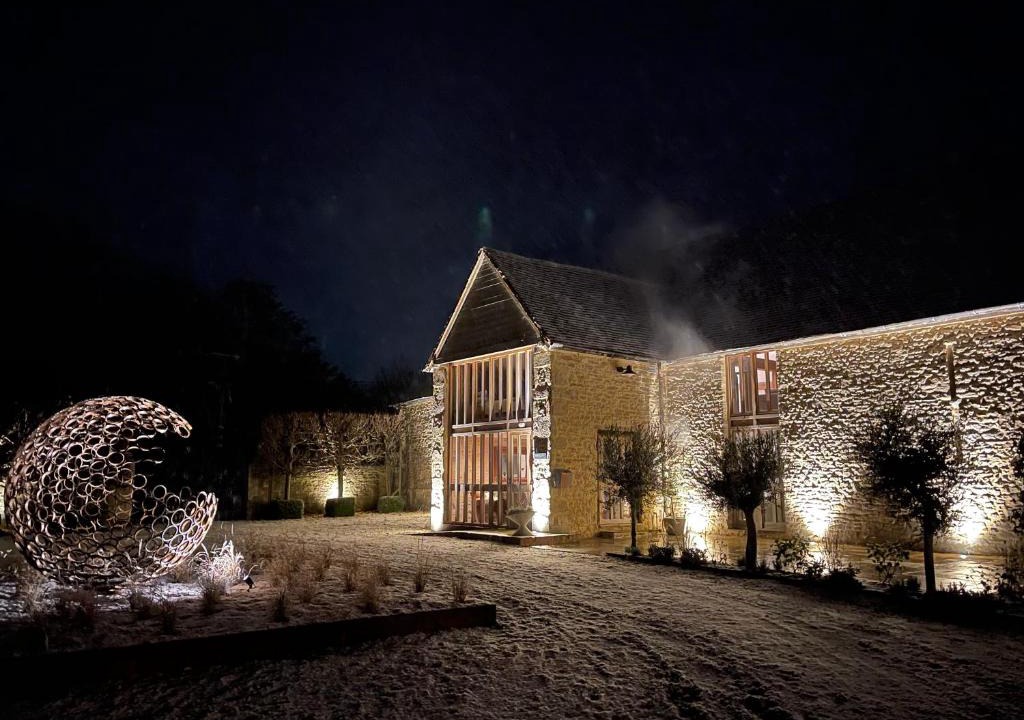 Great Milton House | 2 bedroom 17th Century Barn with surround sound TV in quiet village near great pubs and walks