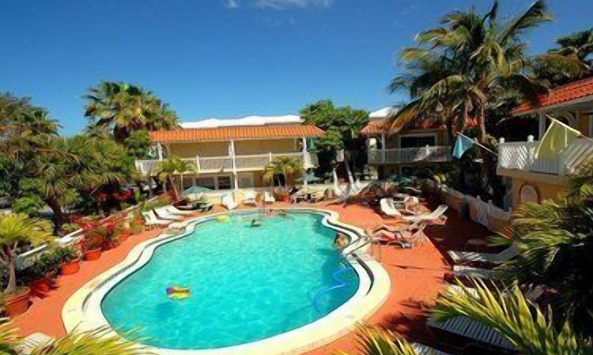 Bradenton Beach Hotel | 2 Bedroom, 2 Bathroom Deluxe Partial Bay View. Pet Friendly
