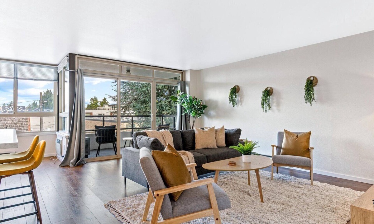 University District Apartment | 2 Bedroom 2 Bath Comfy Apartment minutes from University of Washington