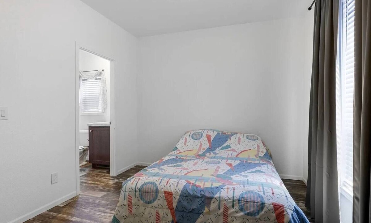 Tennyson - Alquire Apartment | 2-bedroom/2 bath studio/guest independent house with a yard in Hayward