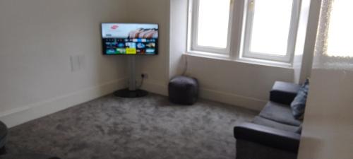 Largs Apartment | 2 Bedroom, 2 Minutes From The Beach