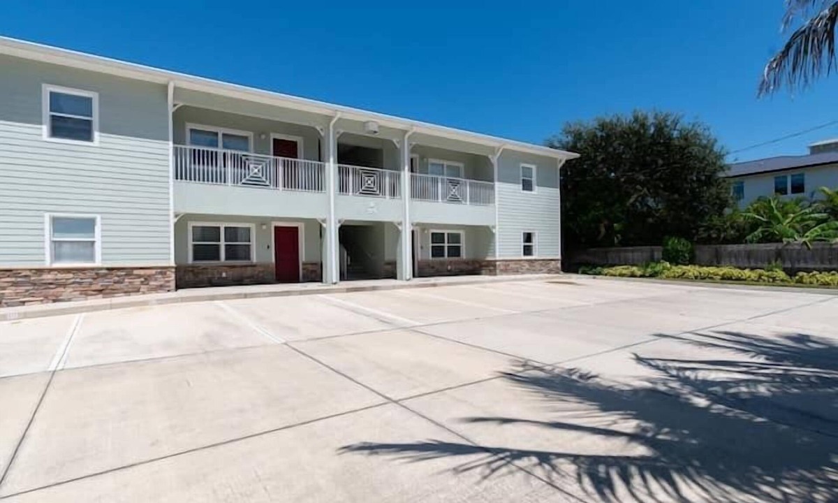 Crescent Beach Apartment | 2 Bedroom 816454 by Houzlet
