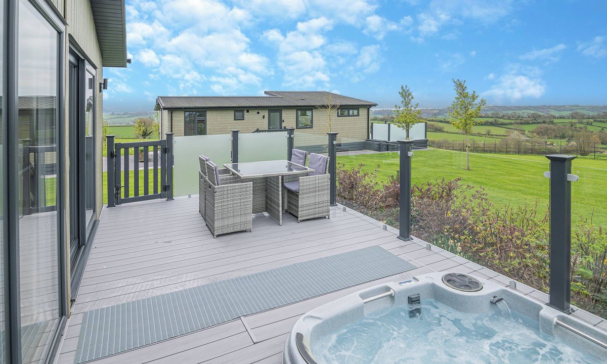 Shepton Mallet Ski Chalet | 2 bedroom accommodation in Midsomer House, East Compton