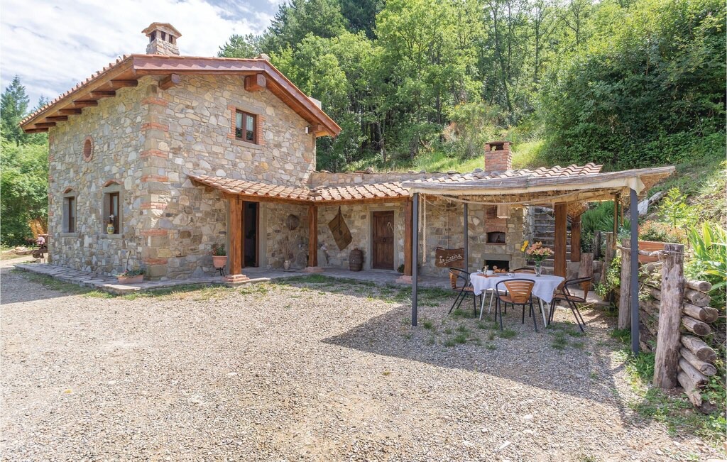 Ortignano Raggiolo House | 2 bedroom accommodation in Ortignano (AR)