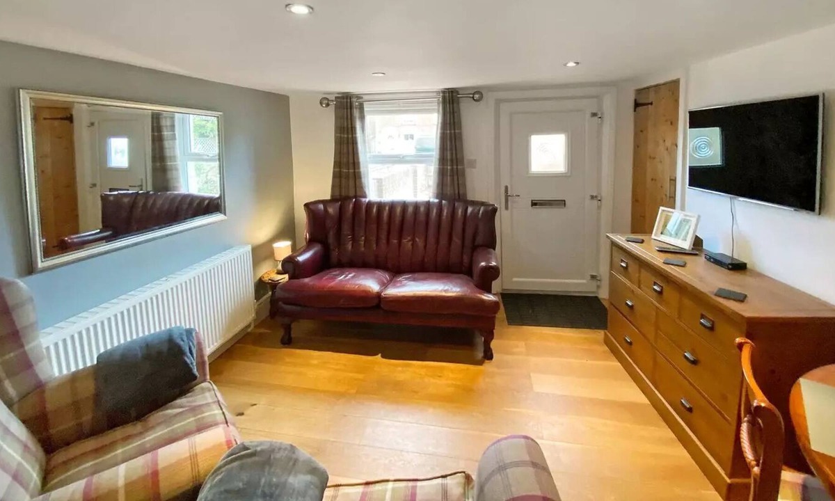 Beckingham Cottage | 2 bedroom accommodation in Heybridge Basin, near Maldon