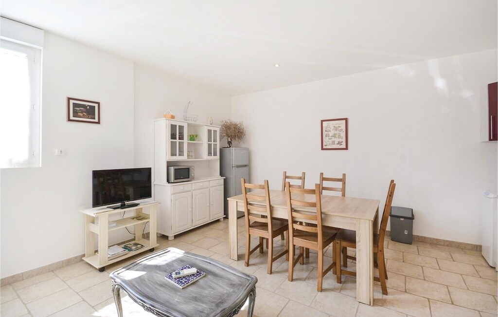 Le Sambuc Apartment | 2 bedroom accommodation in Le Sambuc