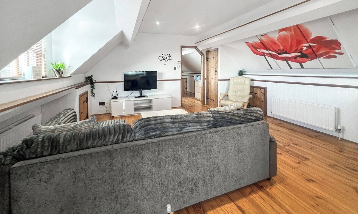 Godstone Apartment | 2 bedroom accommodation in Godstone, Surrey