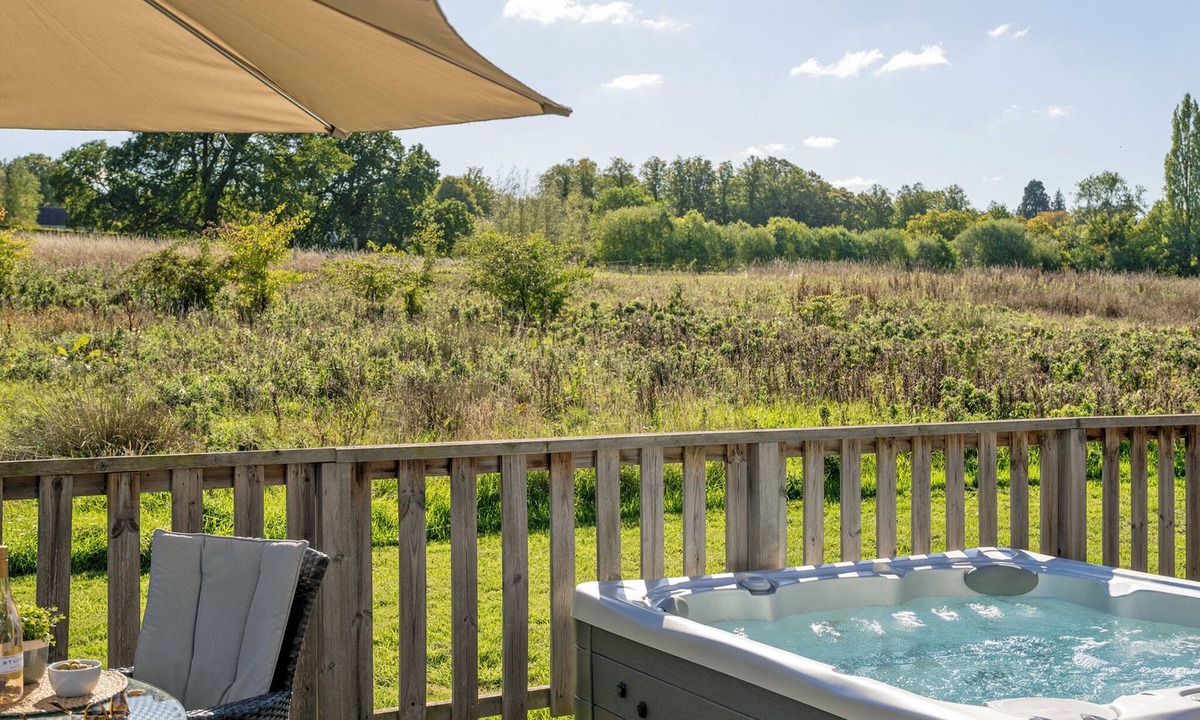 Greenham Ski Chalet | 2 bedroom accommodation in Newbury
