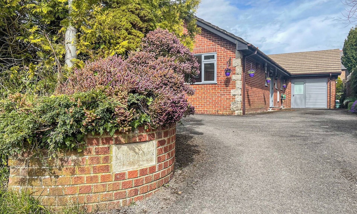 Bere Regis Cottage | 2 bedroom accommodation in Shitterton, near Bere Regis