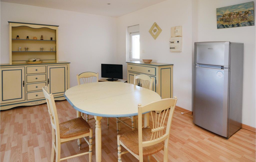Le Sambuc Apartment | 2 bedroom accommodation in Le Sambuc