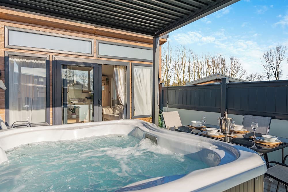 Arnold Ski Chalet | 2 bedroom accommodation in Skirlaugh, Nr Hull