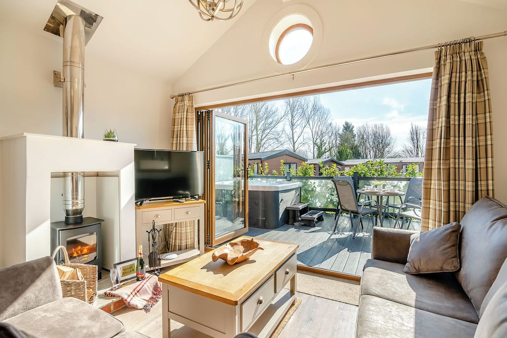 Arnold Ski Chalet | 2 bedroom accommodation in Skirlaugh, Nr Hull