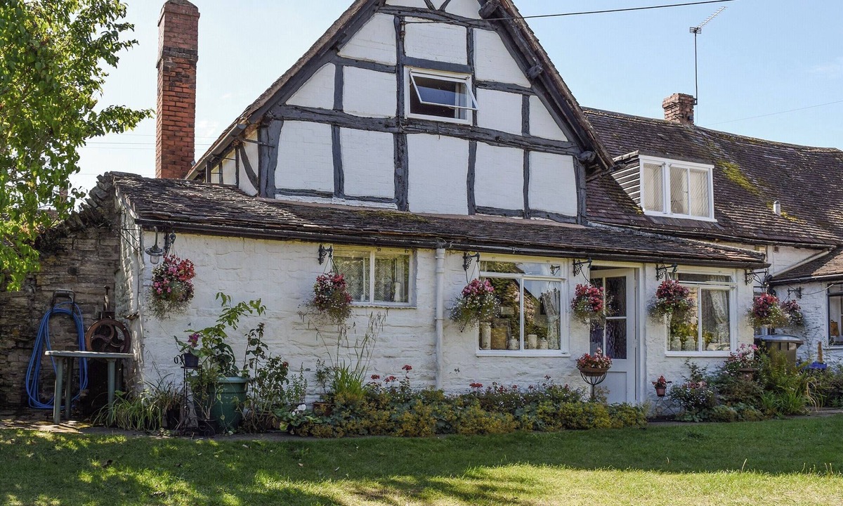 Ardens Grafton Cottage | 2 bedroom accommodation in Barton