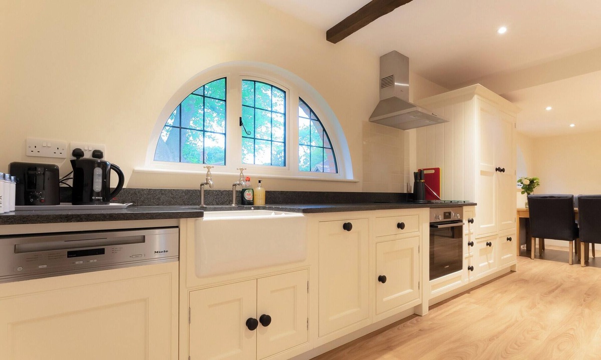 Woking Cottage | 2 bedroom accommodation in Ockham, near Guildford