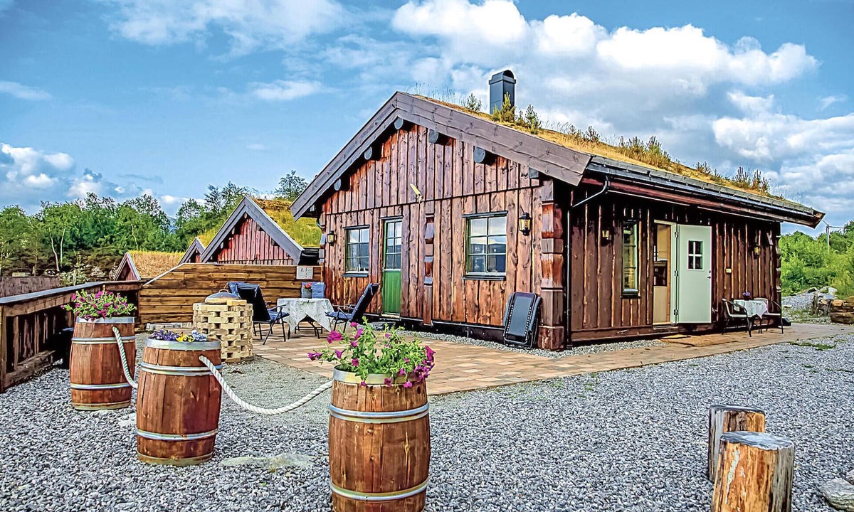 Sykkylven House | 2 bedroom beach front home in Ikornnes