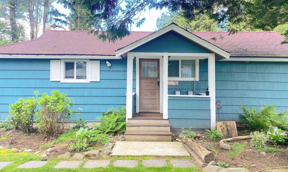 Harrison Hot Springs Hotel | 2 bedroom heritage cottage in a little oasis close to the beach
