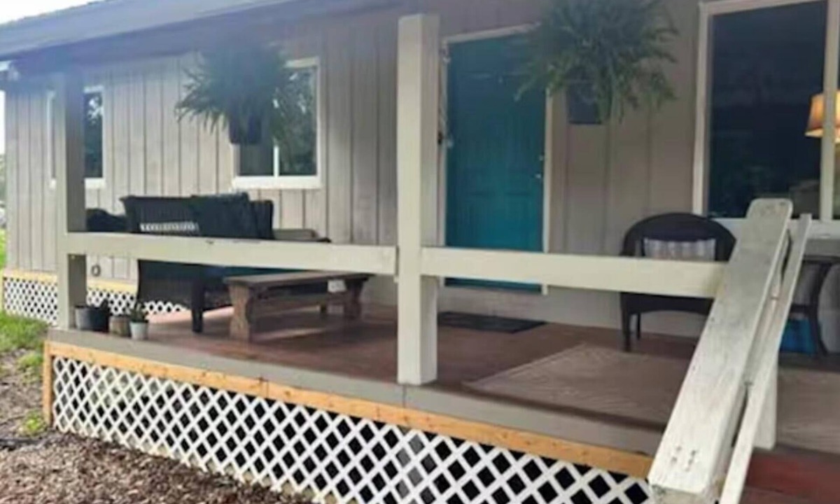 Immokalee Cottage | 2-bedroom cottage in lovely Fort Myers with AC