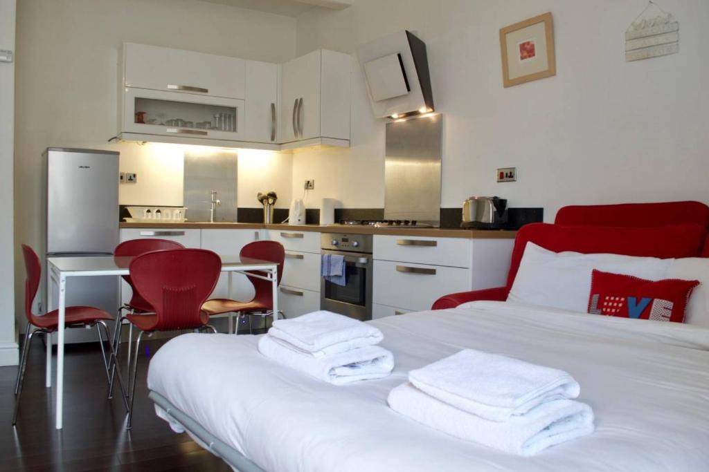 Merchiston Apartment | 2 Bedroom Flat Accommodates 6 near City Centre
