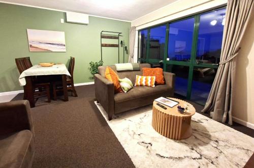 Dunedin Apartment | 2-bedroom harbour view apartment with parking, 8 mins to Dunedin