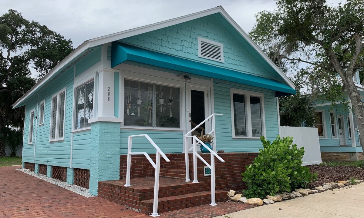 Historic District House | 2-Bedroom house with a great yard in down town