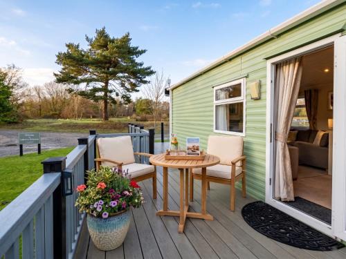 Tewitfield Resort | 2 Bedroom Lakeview Lodge - Ensuite & Balcony Deck