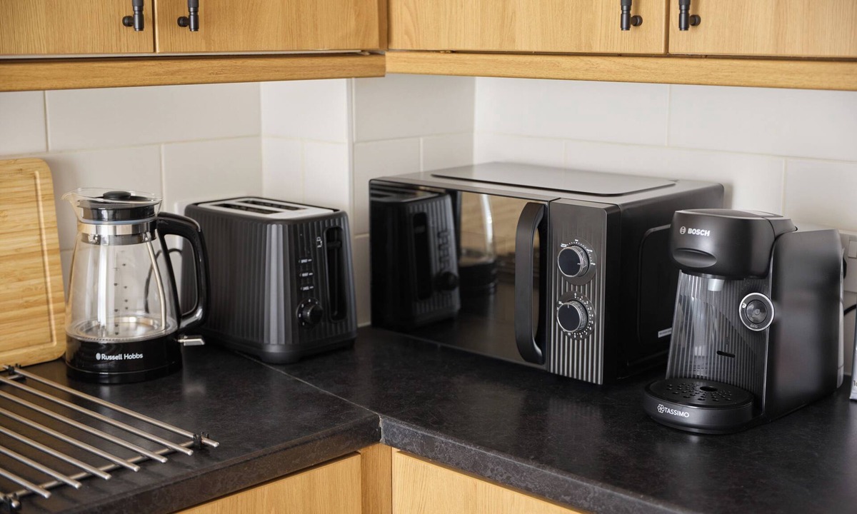 Thamesmead House | 2 Bedroom London Home Sleeps 4 | Parking, Garden & Fast Links to Central London