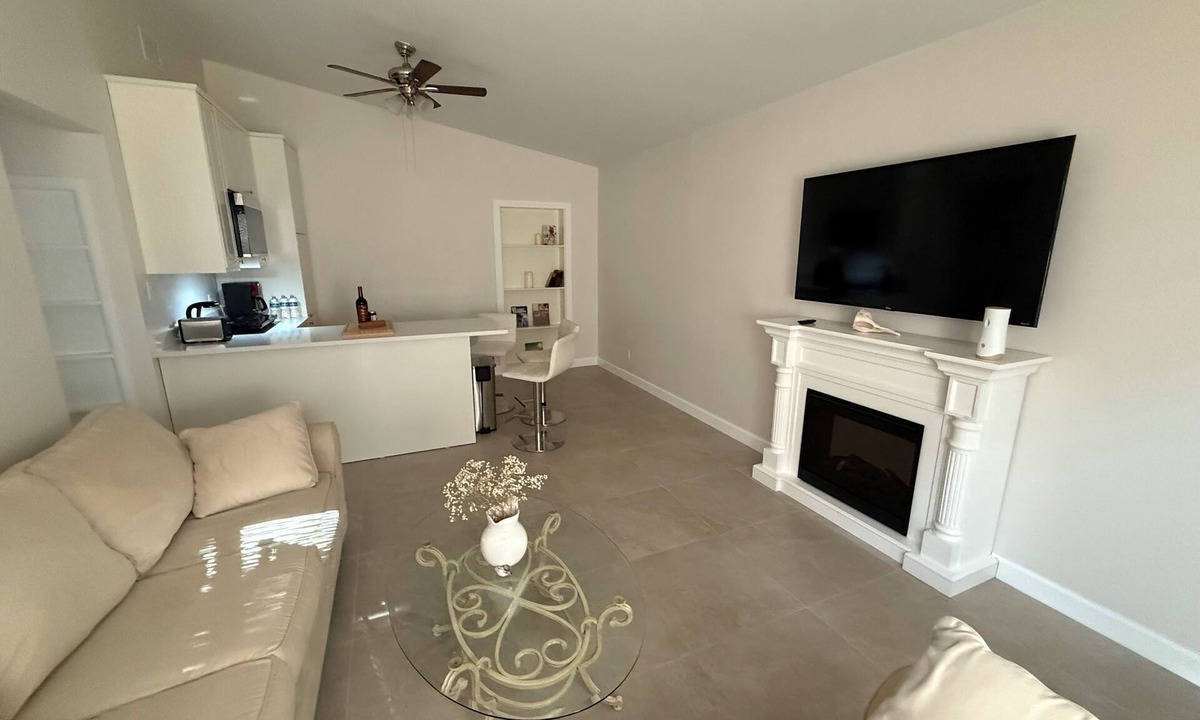 Sarasota Apartment | 2-bedroom secondary suite in lovely Sarasota