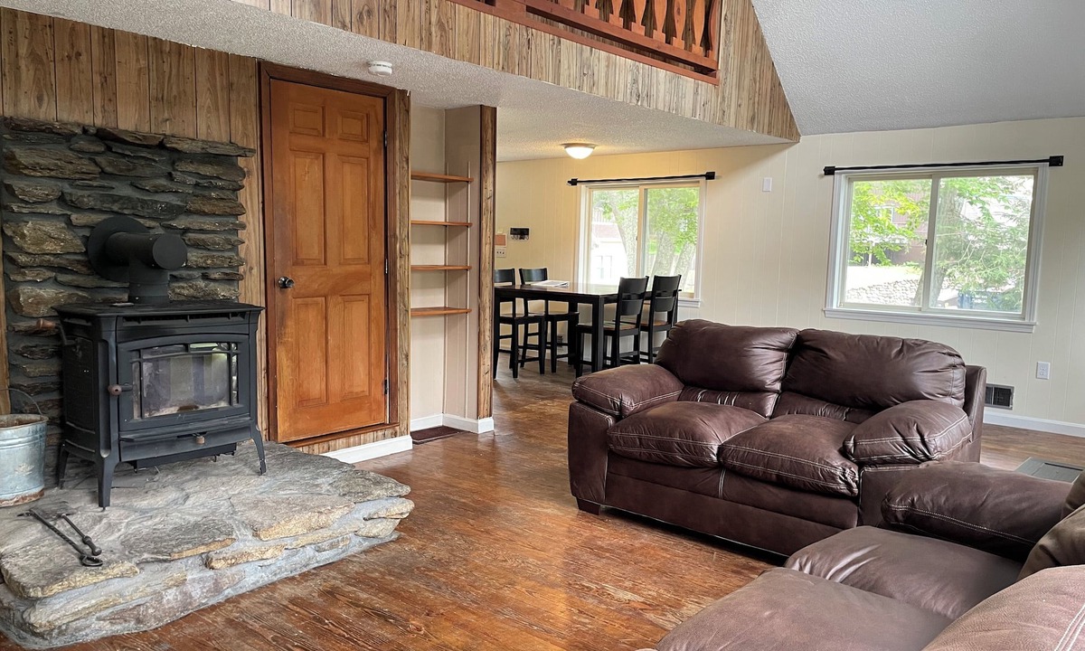 Hubbardston House | 2 Bedroom Spacious Cottage on pond