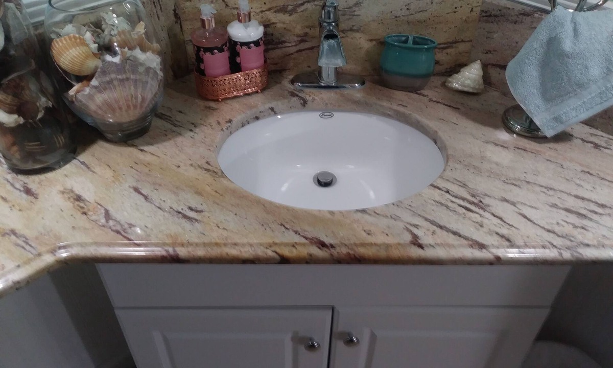 Witmer House | 2 bedroom suite with a full kitchen, living room, and a full bathroom.