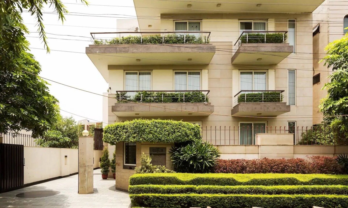Sector 40 Bed & Breakfast | 2 BHK Luxury Serviced Apartment Cyber Park (Perch)