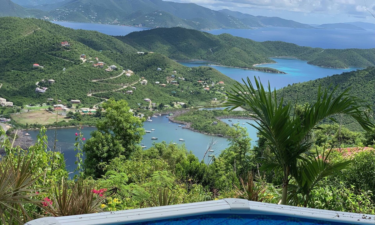 Estate Carolina House | 2 BR/2 BA CORAL BAY. REFRESHED INSIDE & AC THROUGHOUT! NEW POOL! NEW GENERATOR!