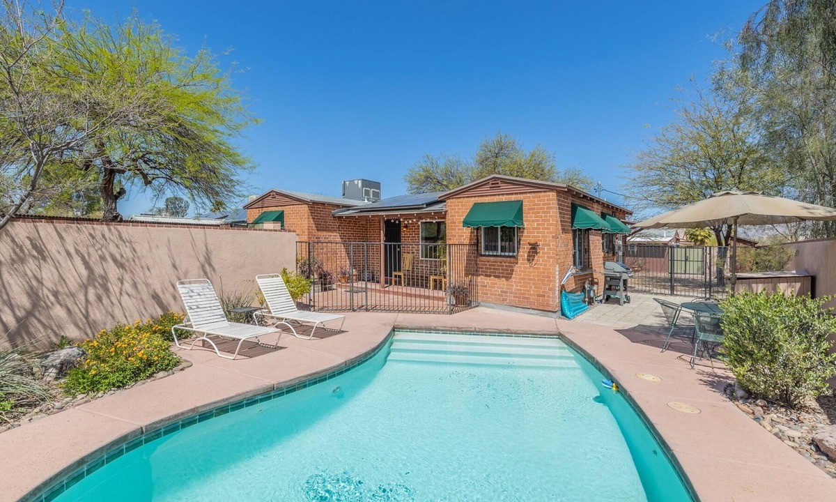 Blenman-Elm House | 2-BR home w/AC , pool, completely walled in for privacy, nice neighborhood