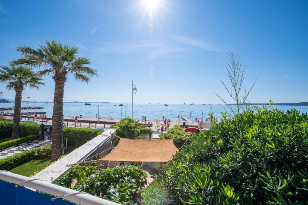 Pointe Croisette Apartment | 2-Br Seafront Apartment in Cannes