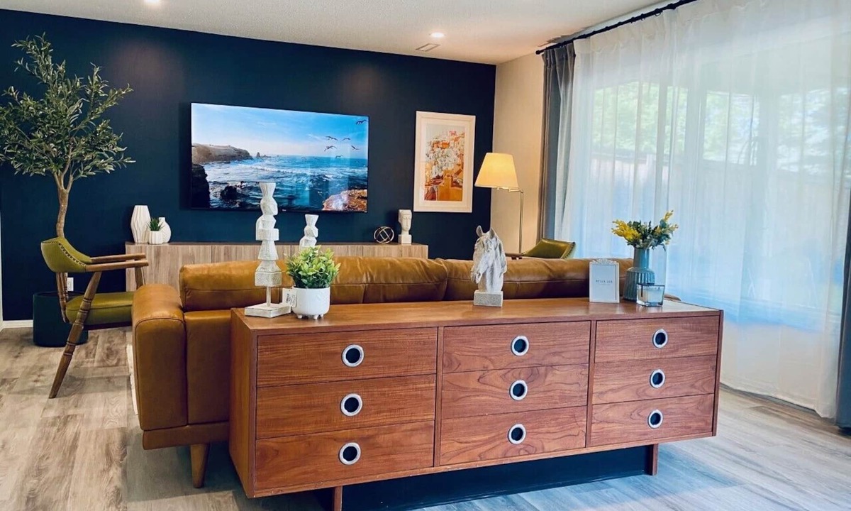 Edgemont House | 2 BR Suite, KING Bed, Sleeps 5, close to YYC / U of C