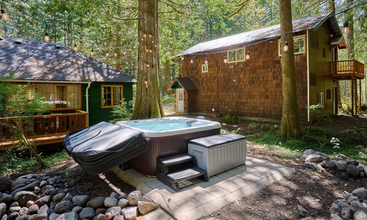 Rhododendron Cabin | 2 Cabins One Epic Getaway! 2 Hot Tub, 9 beds, Fast Wifi, AC, Pet Friendly, Creek