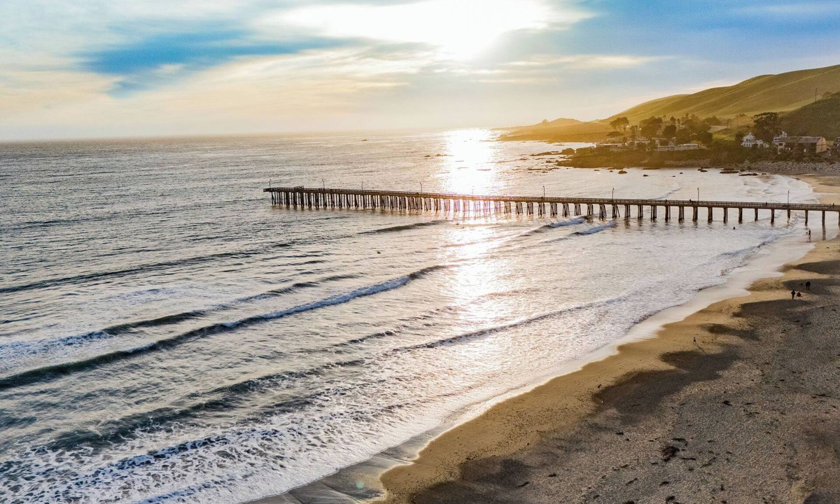 Cayucos Cottage | 2 Cayucan Bungalows Steps to Beach + Shared Lounge Sleeps 12