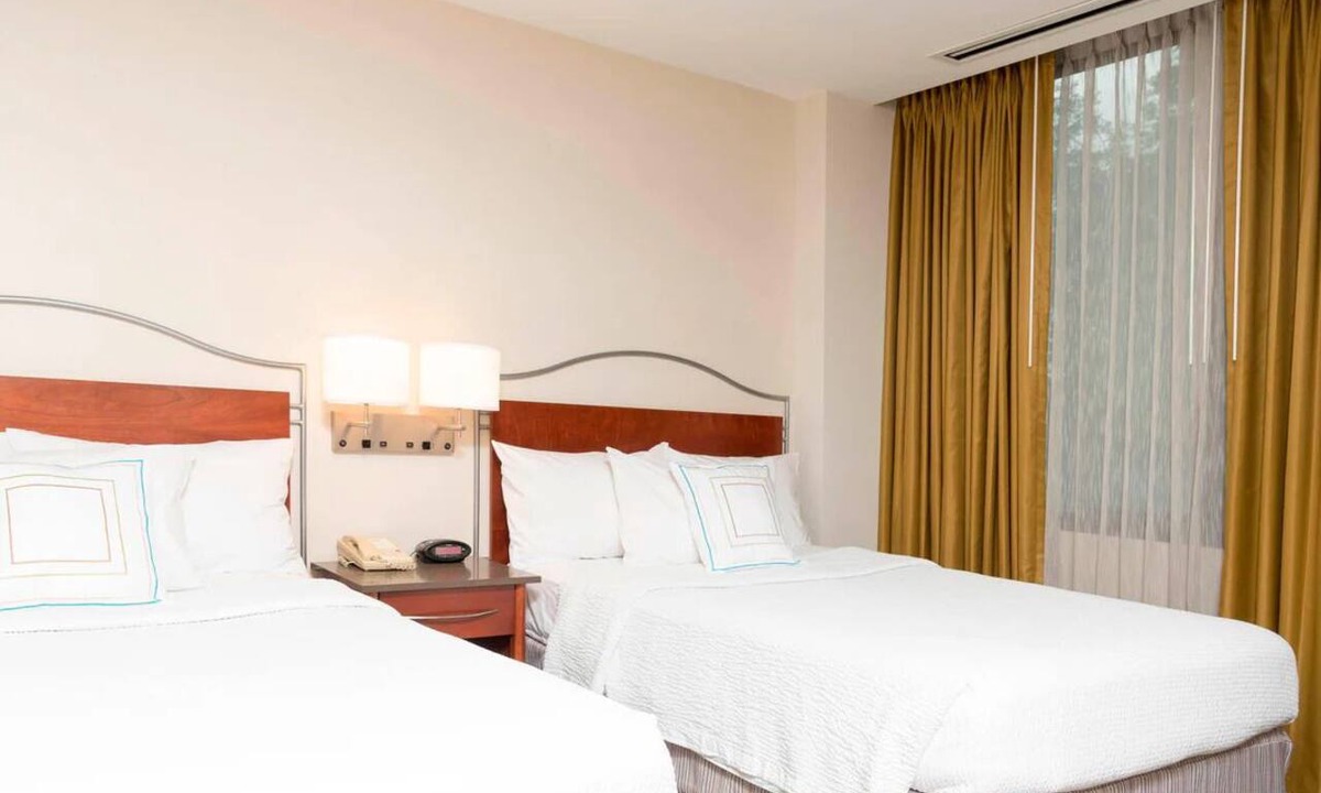 Norwood Park Hotel | 2 Clean Suites Ideal for Groups & Families + Convenient Airport Access Nearby